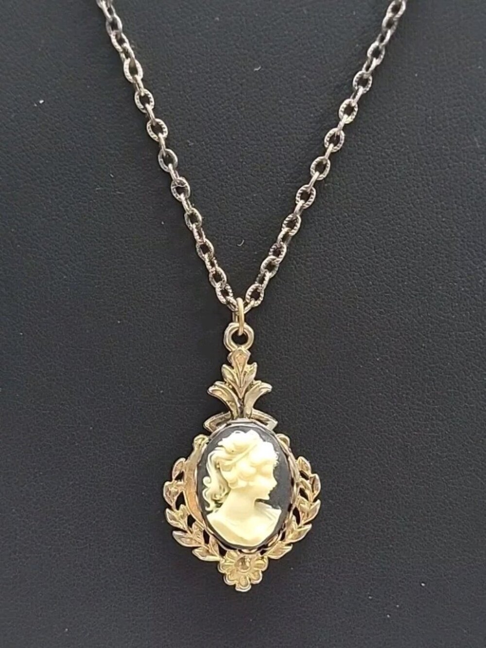 Double Faux Glass Cameo Necklace 18" Gold Tone Chain Right & Left Facing - Picture 4 of 13